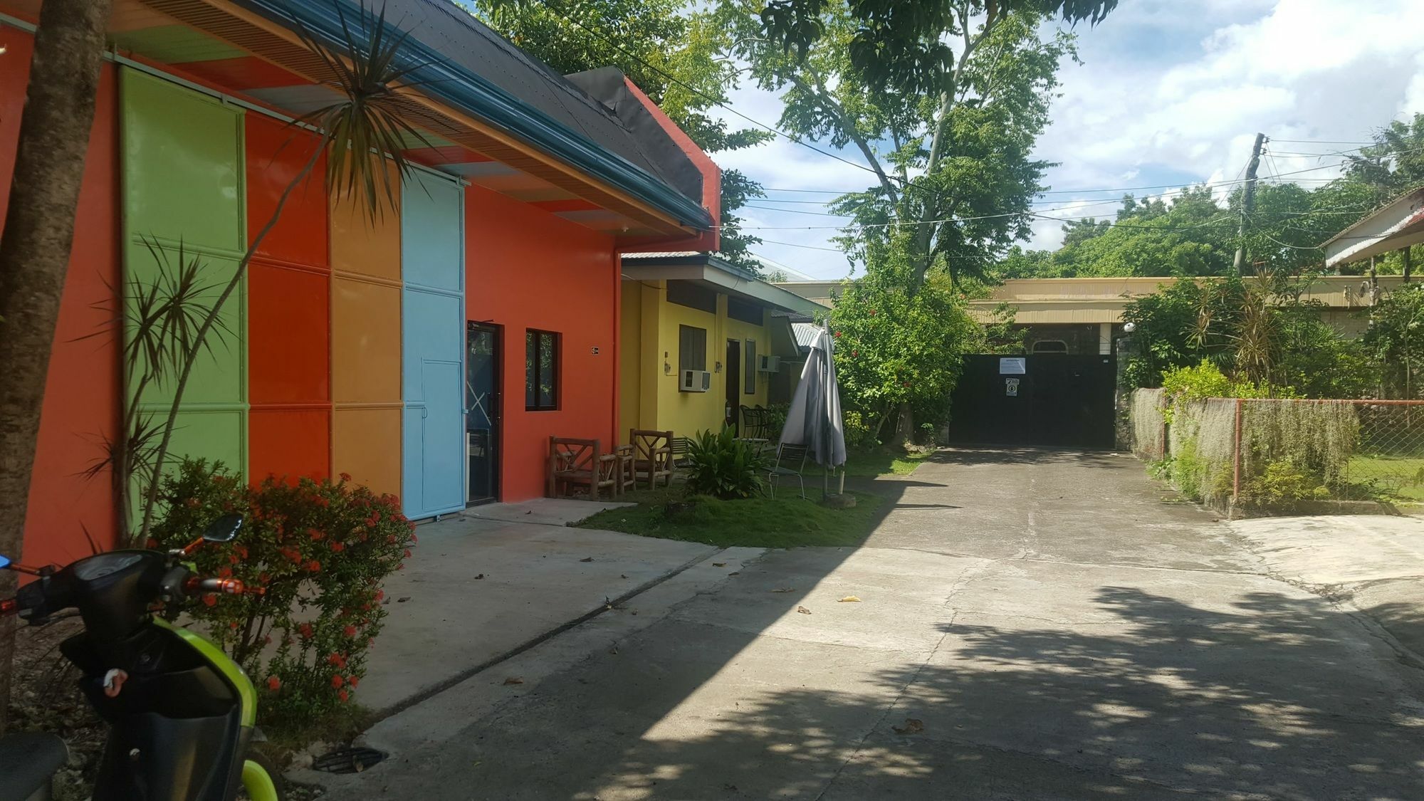 Mj'S Residences Garden Hotel Moalboal Exterior photo